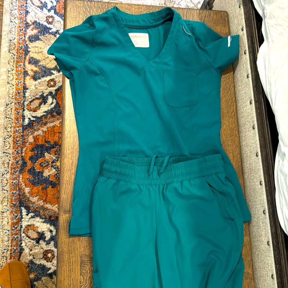 XS Skechers scrub set